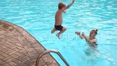 母亲和儿子在游泳池里玩得很开心。